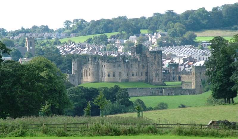 Alnwick: Town and civil parish in Northumberland, England