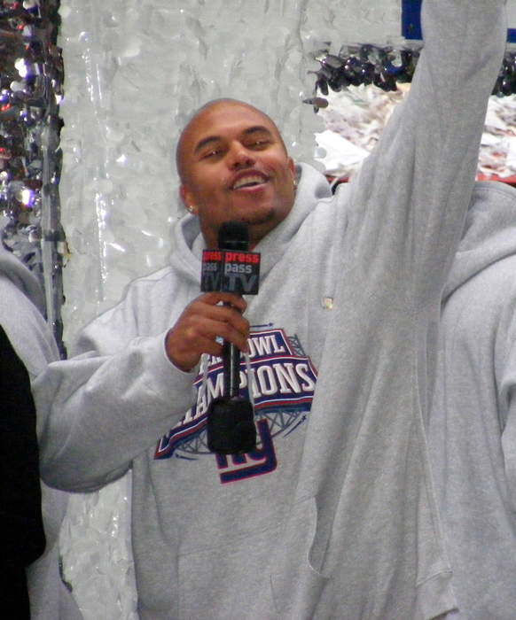 Antonio Pierce: American football player and coach (born 1978)