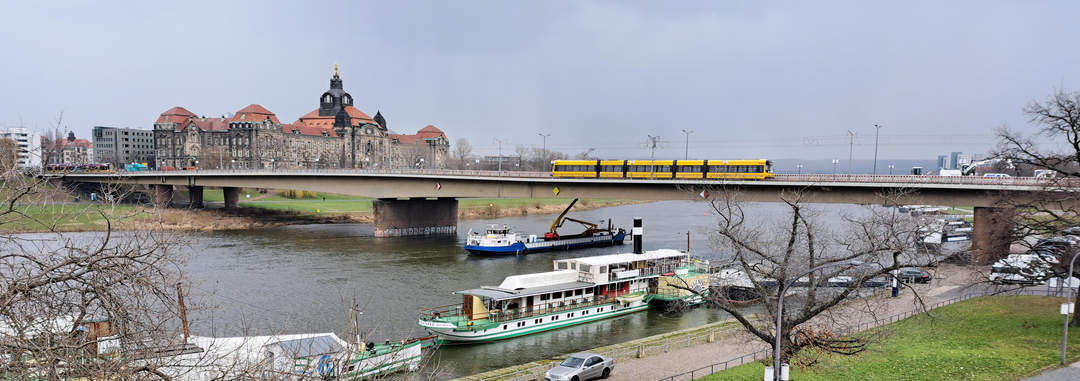 Carola Bridge: Bridge over the Elbe in Dresden, Germany