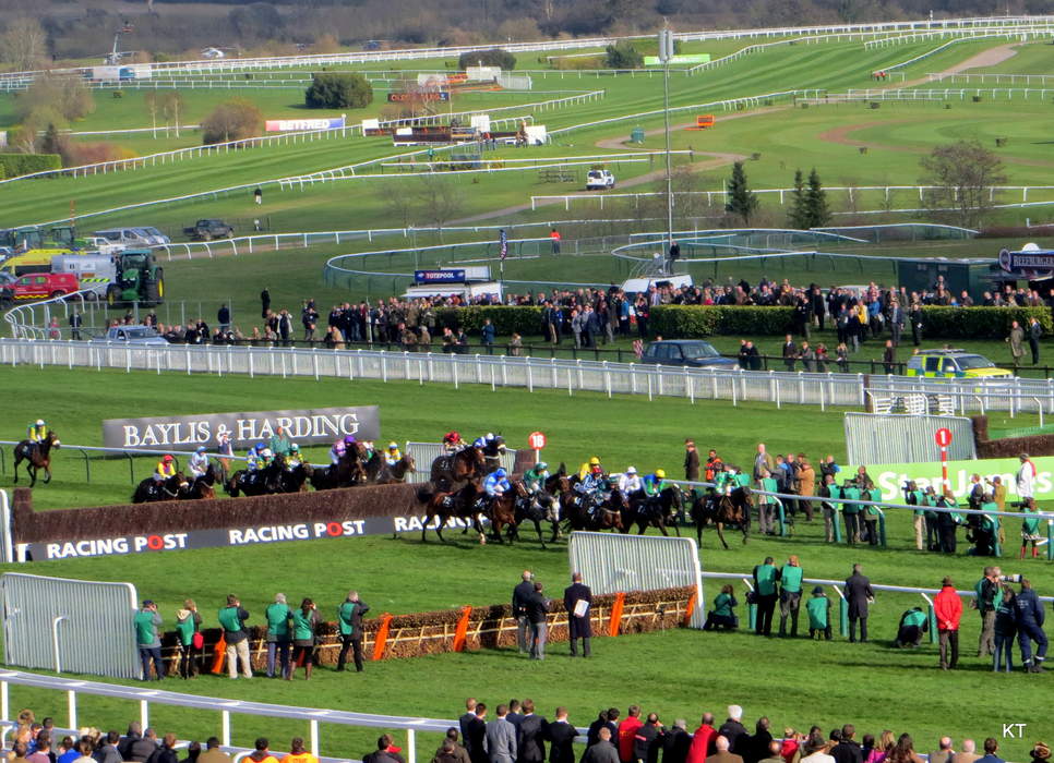 Cheltenham Racecourse: National Hunt racecourse in England