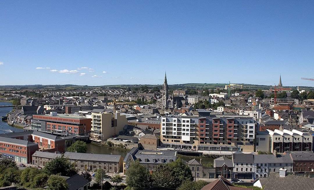 Drogheda: Town in County Louth, Ireland, with suburbs in County Meath