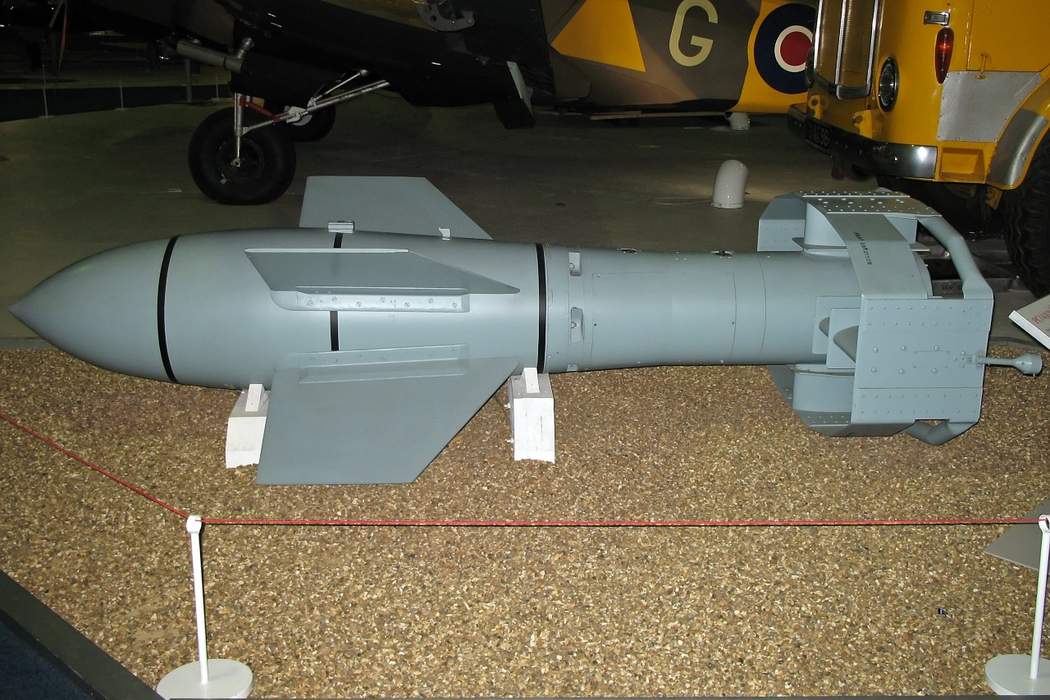 Glide bomb: Aerial weapon with flight control surfaces