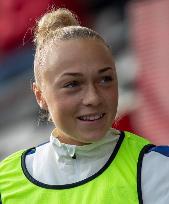 Hanna Bennison: Swedish footballer (born 2002)