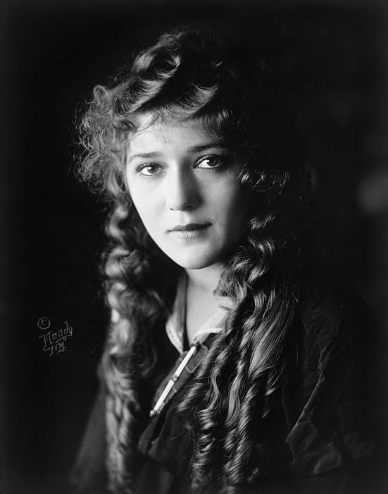 Mary Pickford: Canadian actress and producer (1892–1979)