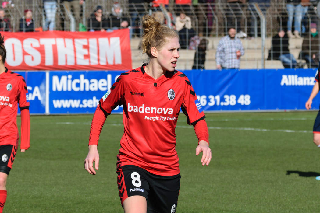 Rebecca Knaak: German footballer (born 1996)