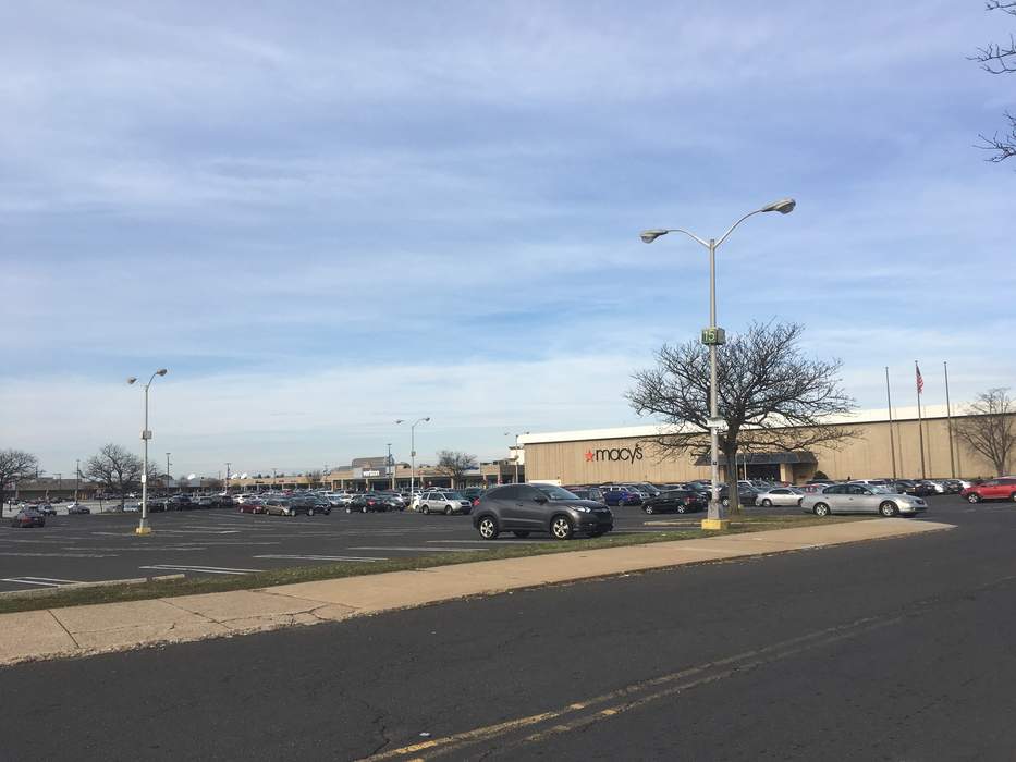 Roosevelt Mall: Shopping mall in Northeast Philadelphia